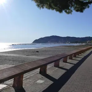 https://casa-di-ro-coloratissima-a-200-metri-dal-mare.hotelitalianriviera.com